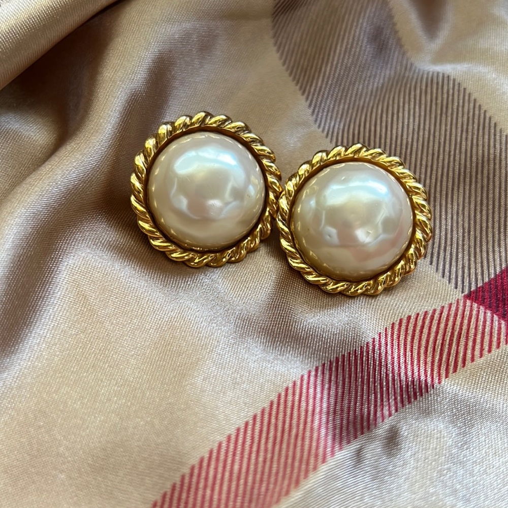 Vintage Carolee clip on earrings